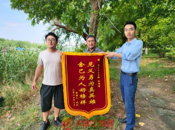 生死30秒！阜阳女子落水，亳州跑船父子紧急施救