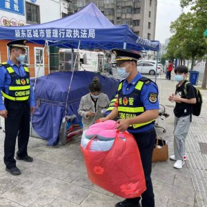 市民出院难回家 颍东城管暖心护航有温度
