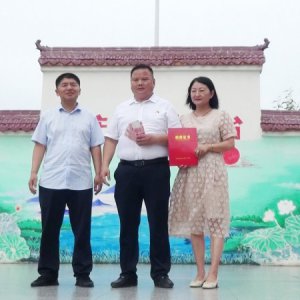 “金土地”公司赴童庄村开展“百企兴百村”捐赠活动