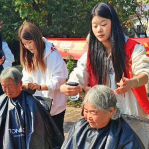 阜阳市汝美职校开展“情暖重阳 银龄关爱” 爱心义剪活动