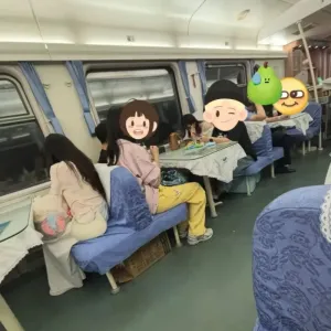 女子称列车餐车被占满，几乎仅她一人消费，餐车师傅劝离其他人未果给她退款