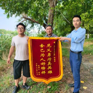 生死30秒！阜阳女子落水，亳州跑船父子紧急施救